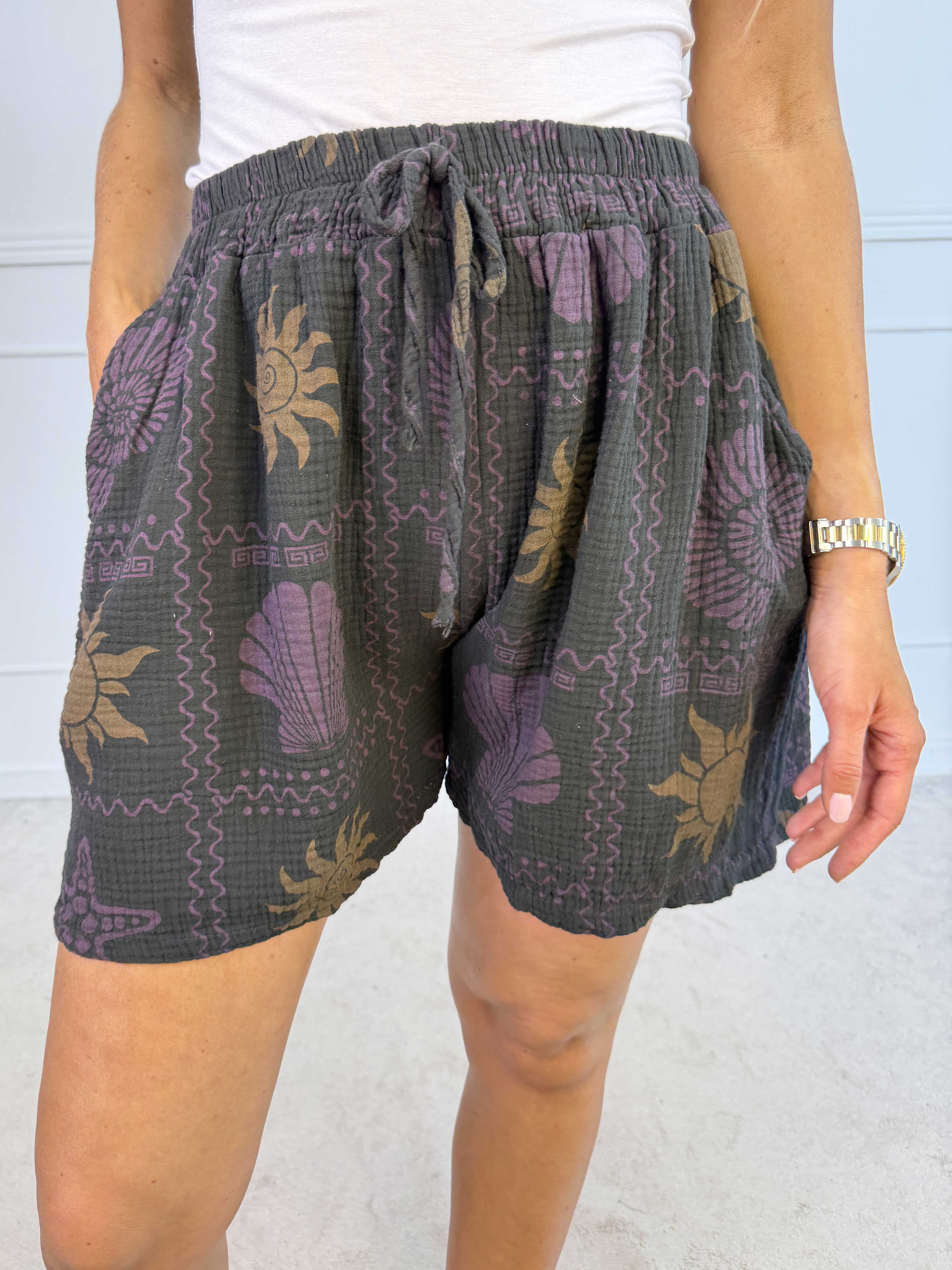 Stevie Summer - Plus size shorts i bomulds musselin-stof med sommermotiver